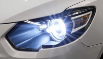 Замена ламп в фарах: типы и особенности установки